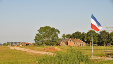 Nederlands boerenprotest waarbij de omgekeerde vlag symbool is van onvrede.