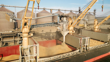 Graan dat wordt geladen in een vrachtschip voor transport over water.