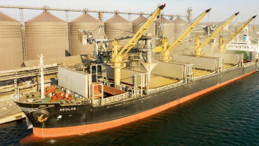 Graan dat wordt geladen in een vrachtschip voor transport over water.