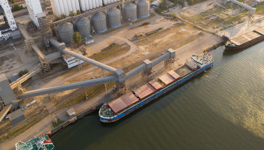 Graan dat wordt geladen in een vrachtschip voor transport over water.