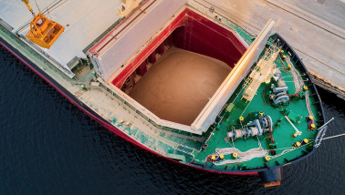 Graan dat wordt geladen in een vrachtschip voor transport over water.