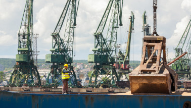 Graan dat wordt geladen in een vrachtschip voor transport over water.