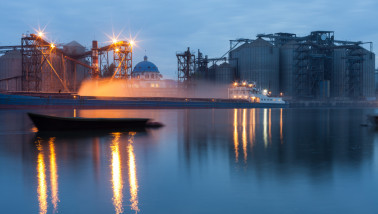 Graan dat wordt geladen in een vrachtschip voor transport over water.