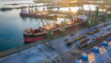 Graan dat wordt geladen in een vrachtschip voor transport over water.