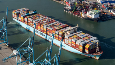 Zeecontainers gestapeld op een zeeschip.