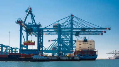 Zeecontainers gestapeld op een zeeschip.