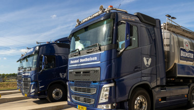 Transport van zuivelproducten met een vrachtwagen van Danmel.