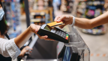 Betalen bij de kassa in de supermarkt, weerspiegeling van voedselprijzen, inflatie en koopkracht