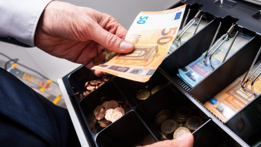 Euromunten en eurobankbiljetten in een open kassalade.