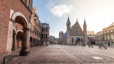 Het Binnenhof in Den Haag, met historische gebouwen en regeringscomplex.