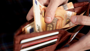 Portemonnee met eurobankbiljetten zichtbaar.