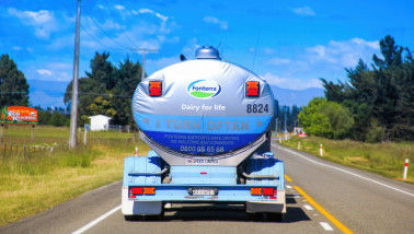Vrachtwagen van Fonterra voor transport van zuivelproducten.