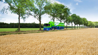 Vrachtwagen van De Heus die veevoer transporteert.
