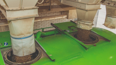 Vrachtwagen van De Heus gevuld met veevoer.