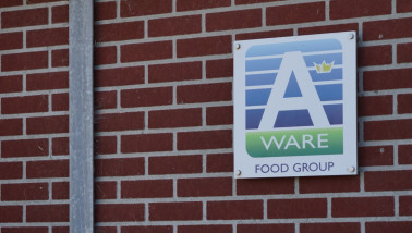 Bord van A-ware Food Group op een stal op een agrarisch erf.