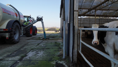 Leegpompen van een mestput bij een melkveehouderij