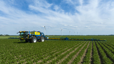 Veldspuit die gewasbeschermingsmiddelen toepast op het land.
