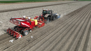 Aardappelen poten op het land met landbouwmachines.