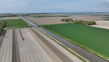 Aardappelen poten op het land met landbouwmachines.