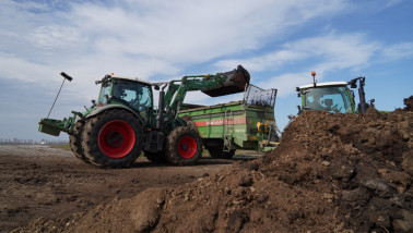Vaste mest die wordt uitgereden op landbouwgrond als bemesting.