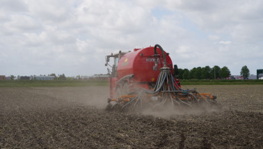 Mest uitrijden op landbouwgrond als bemesting van het perceel.