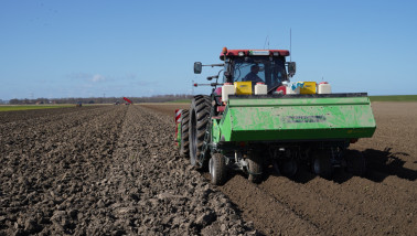 Aardappelen poten op het land met landbouwmachines.