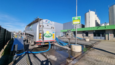 Arla Foods-vrachtauto voor het ophalen en transporteren van melk.