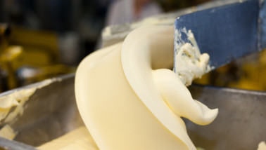 Verse boter gevormd tijdens industriële verwerking van room