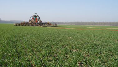 Bemesting van land, verspreiding van voedingsstoffen voor betere groei