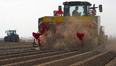 Aardappelen poten op het land met landbouwmachines.