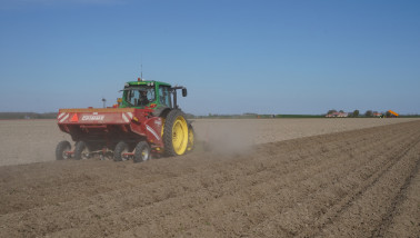 Aardappelen poten op het land met landbouwmachines.