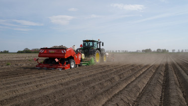Aardappelen poten op het land met landbouwmachines.