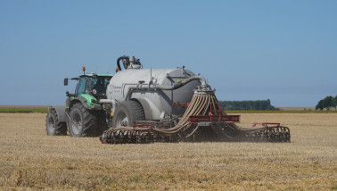 Mest uitrijden op landbouwgrond als bemesting van het perceel.