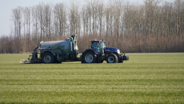 Bemesting van land, verspreiding van voedingsstoffen voor betere groei
