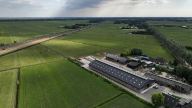 Luchtfoto van landbouwgrond met akkers en percelen.