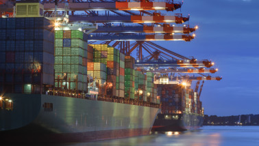 Groot containerschip dat vrachtcontainers over de oceaan vervoert