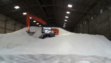 Opslag van kunstmest in een loods of opslagfaciliteit.