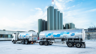 Valio vrachtauto in beeld gebracht, met zicht op een zuivelverwerkingslocatie van het bedrijf.