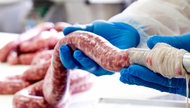 Verse worsten van vlees, traditionele productie en verwerking van worst