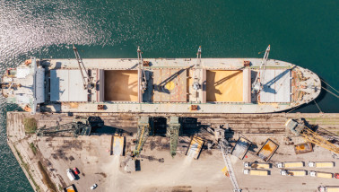Graan dat wordt geladen in een vrachtschip voor transport over water.