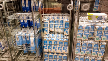 Schappen met melkpakken in de zuivelsectie van een supermarkt