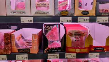 Verpakt vlees uitgestald in het koelschap van de supermarkt.