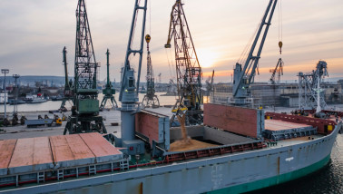 Graan dat wordt geladen in een vrachtschip voor transport over water.