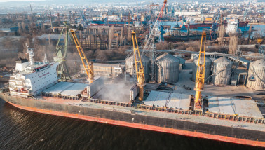 Graan dat wordt geladen in een vrachtschip voor transport over water.