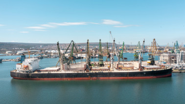 Graan dat wordt geladen in een vrachtschip voor transport over water.