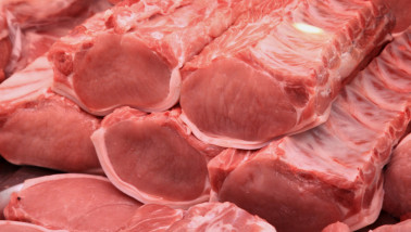 Slagerij met vers vlees uitgestald in de vitrine.