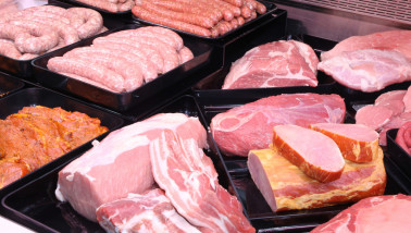 Slagerij met vers vlees uitgestald in de vitrine.