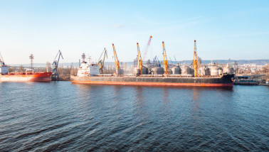 Graan dat wordt geladen in een vrachtschip voor transport over water.