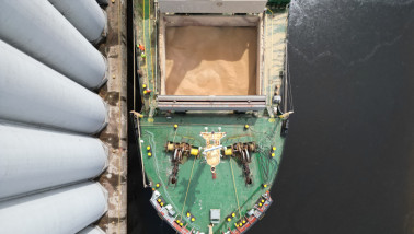 Graan dat wordt geladen in een vrachtschip voor transport over water.