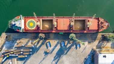 Graan dat wordt geladen in een vrachtschip voor transport over water.